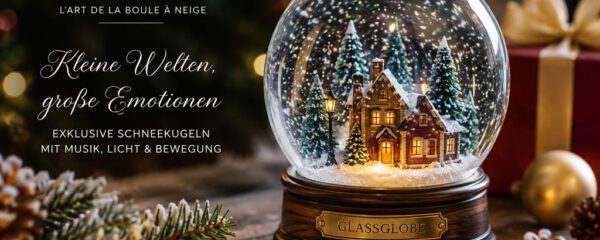 Elegante GLASSGLOBE Schneekugel aus Glas mit winterlichem Haus, warmem Licht und festlicher Dekoration.